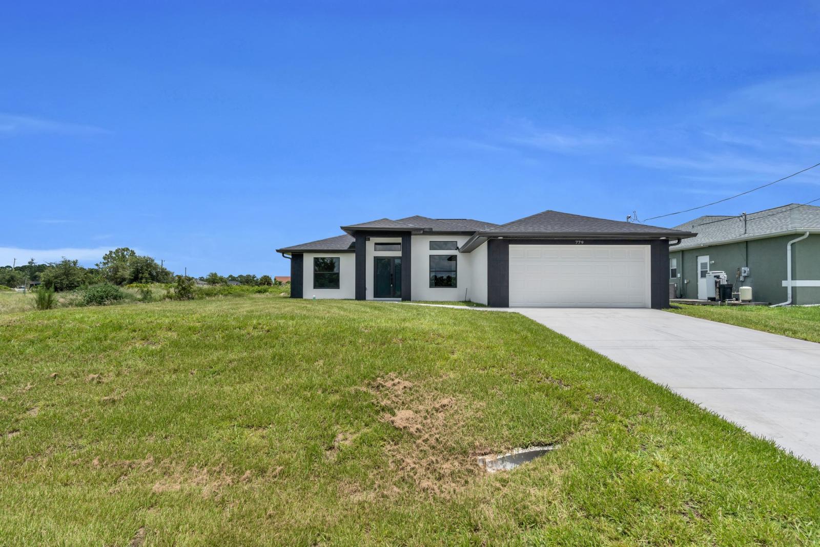 779 Asher St E - Image# 1