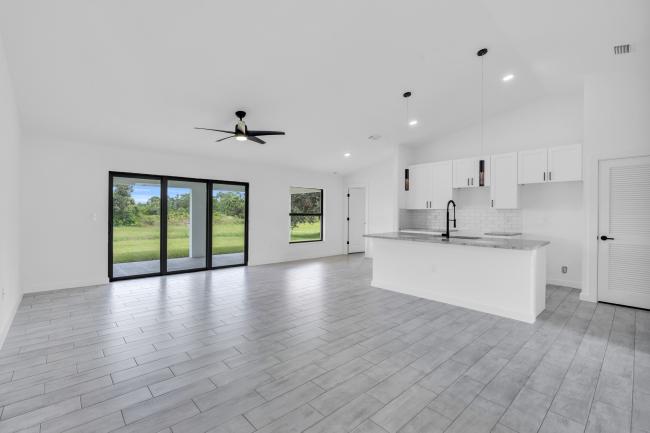 779 Asher St E - Image# 7