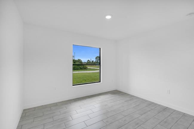 779 Asher St E - Image# 21